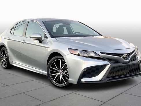 Used 2023 Toyota Camry SE image 2