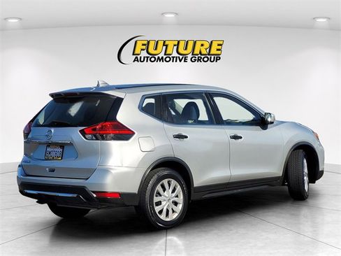 Used 2017 Nissan Rogue S image 4