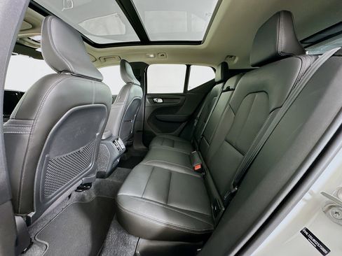 Used 2025 Volvo XC40 B5 Core image 28