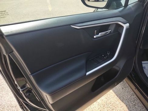Used 2021 Toyota RAV4 XLE FWD image 10