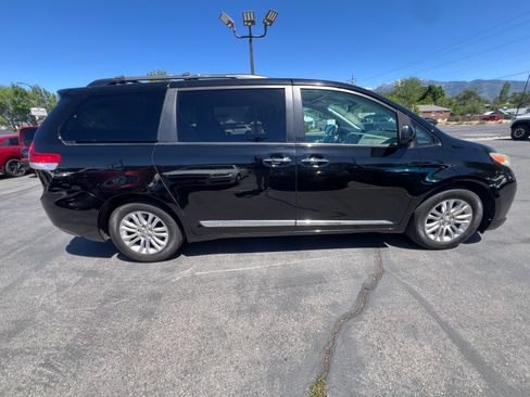 Used 2012 Toyota Sienna XLE w/ Premium Pkg FWD image 4