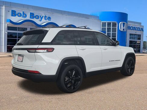 Used 2024 Jeep Grand Cherokee Altitude RWD image 5