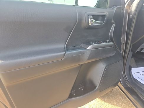 Used 2017 Toyota Tacoma TRD Sport w/ Tow Package (A/T) image 10