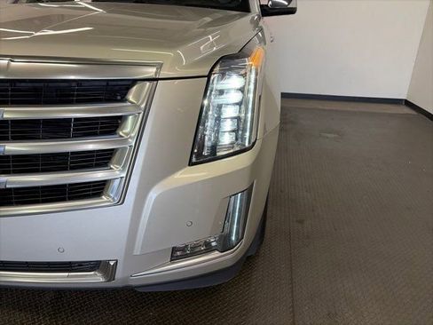Used 2015 Cadillac Escalade Luxury image 4