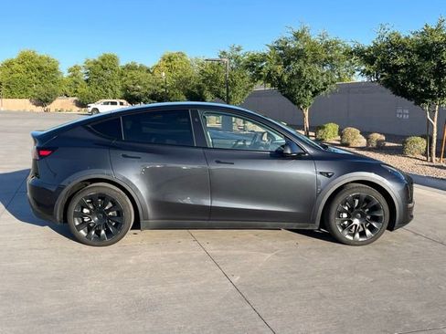 Used 2025 Tesla Model Y Long Range AWD/4WD image 2