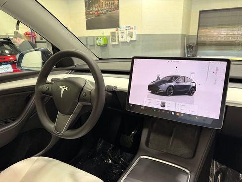 Used 2023 Tesla Model Y Long Range AWD/4WD image 28