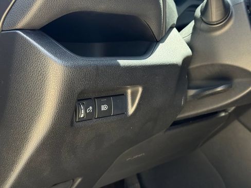 Used 2019 Toyota RAV4 LE FWD image 9