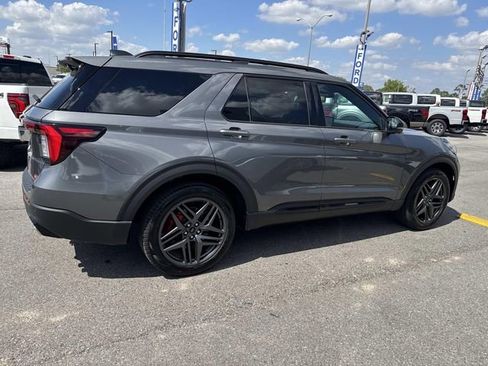 Used 2025 Ford Explorer ST image 4