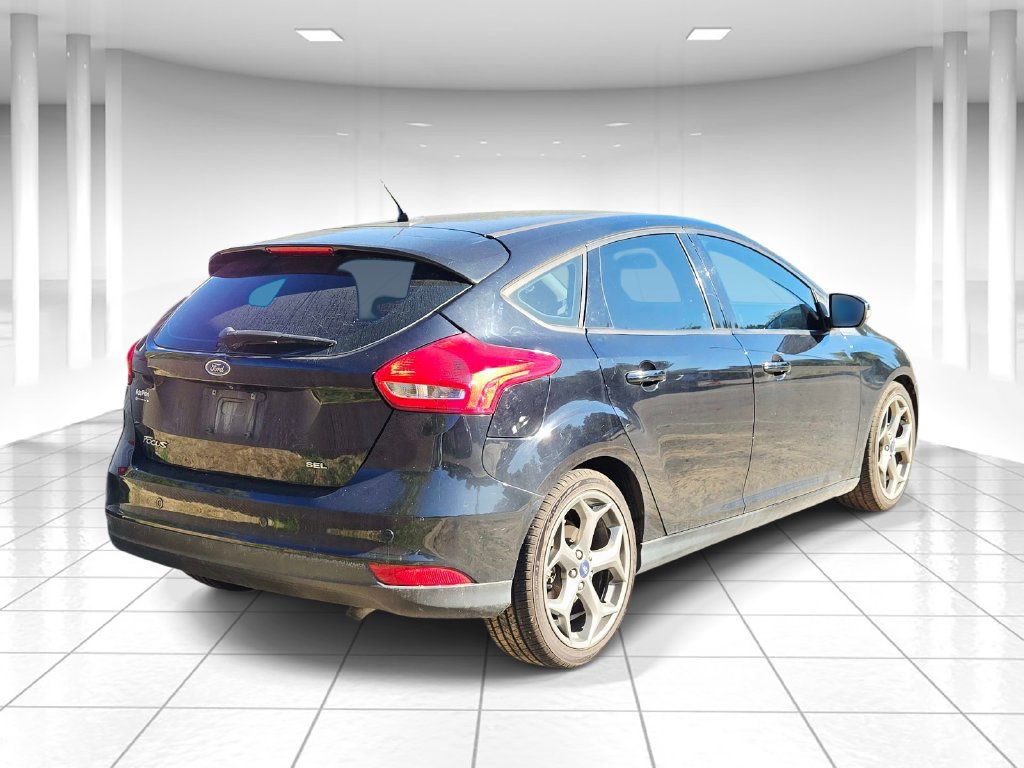 Used 2018 Ford Focus SEL w/ Cold Weather Package FWD image 3