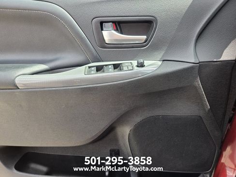 Used 2019 Toyota Sienna SE FWD image 23
