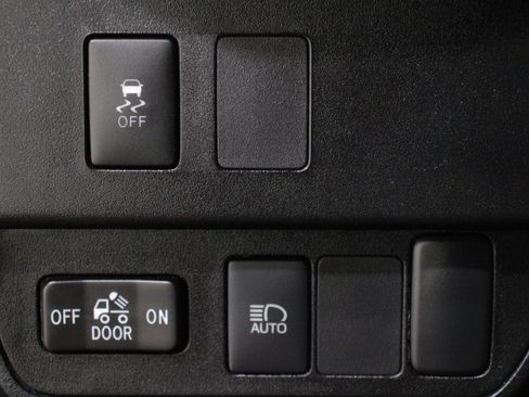 Used 2021 Toyota Tacoma SR5 AWD/4WD image 11
