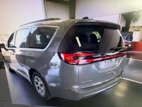 Used 2023 Chrysler Pacifica Limited FWD image 3