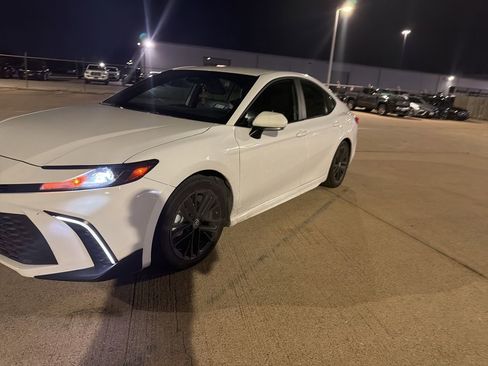 Used 2025 Toyota Camry SE w/ Convenience Package FWD image 1