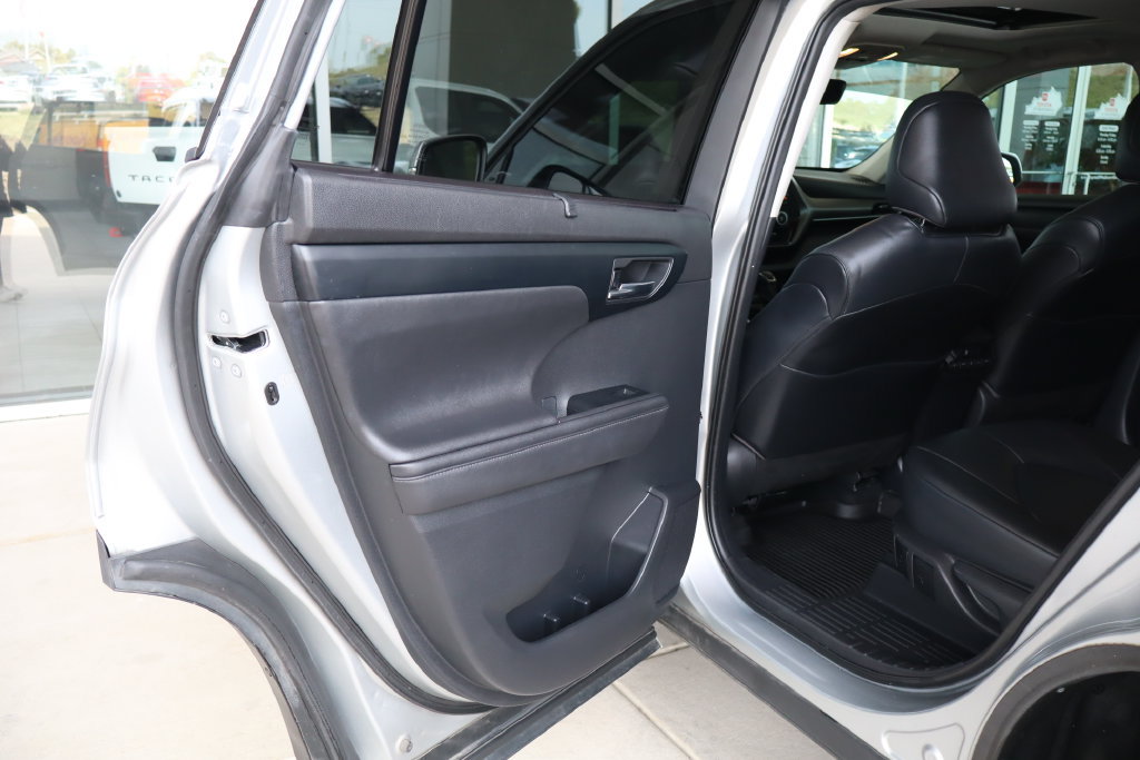 Used 2020 Toyota Highlander XLE AWD/4WD image 30