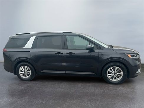 Used 2022 Kia Carnival LX image 6