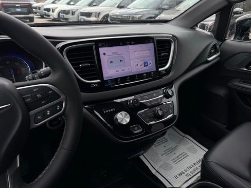 Used 2025 Chrysler Pacifica Select image 32