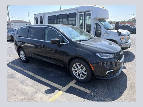 Used 2024 Chrysler Pacifica Touring-L FWD image 1