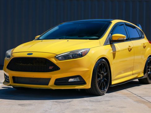 Used 2017 Ford Focus ST w/ Equipment Group 401A image 4