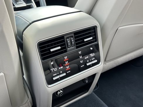 Certified 2023 Porsche Cayenne Platinum Edition image 17