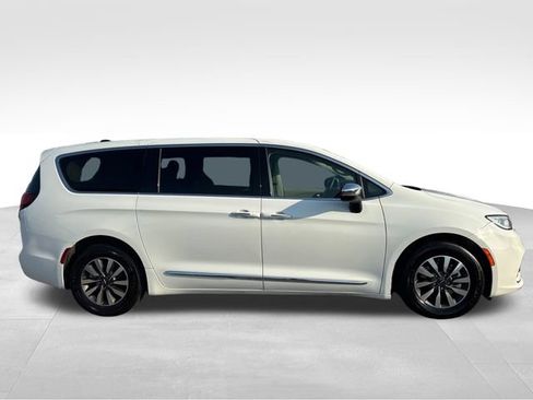 Used 2023 Chrysler Pacifica Limited FWD image 6