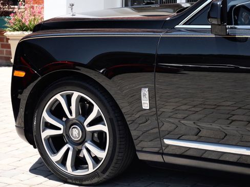 Certified 2022 Rolls-Royce Cullinan w/ Cullinan Package AWD/4WD image 25