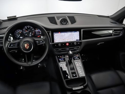 Used 2025 Porsche Macan image 19