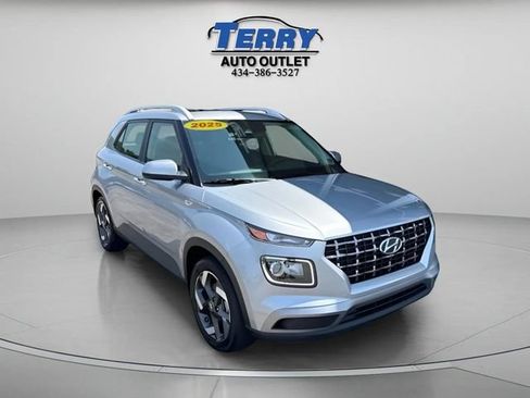 Used 2025 Hyundai Venue SEL FWD image 2