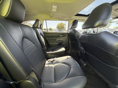Used 2022 Toyota Highlander XLE AWD/4WD image 37