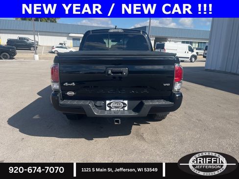Used 2020 Toyota Tacoma Limited image 4