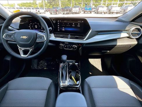 Used 2025 Chevrolet Trax LT w/ Sunroof Package FWD image 5