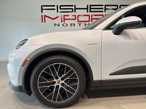 Used 2025 Porsche Macan 4 Electric image 8