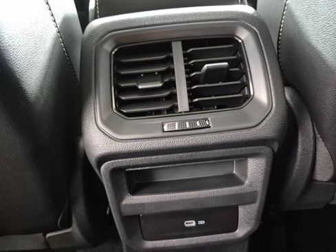 Used 2023 Volkswagen Taos SE w/ Panoramic Sunroof Package FWD image 23