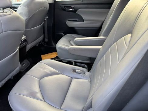 Used 2023 Toyota Highlander XLE image 7