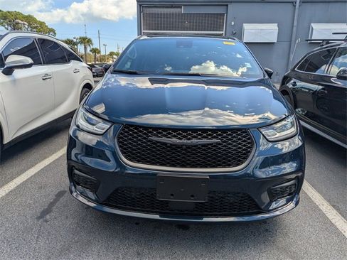 Used 2023 Chrysler Pacifica Limited w/ Uconnect Theater Family Group image 2