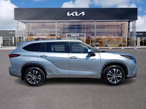 Used 2021 Toyota Highlander XLE AWD/4WD image 7
