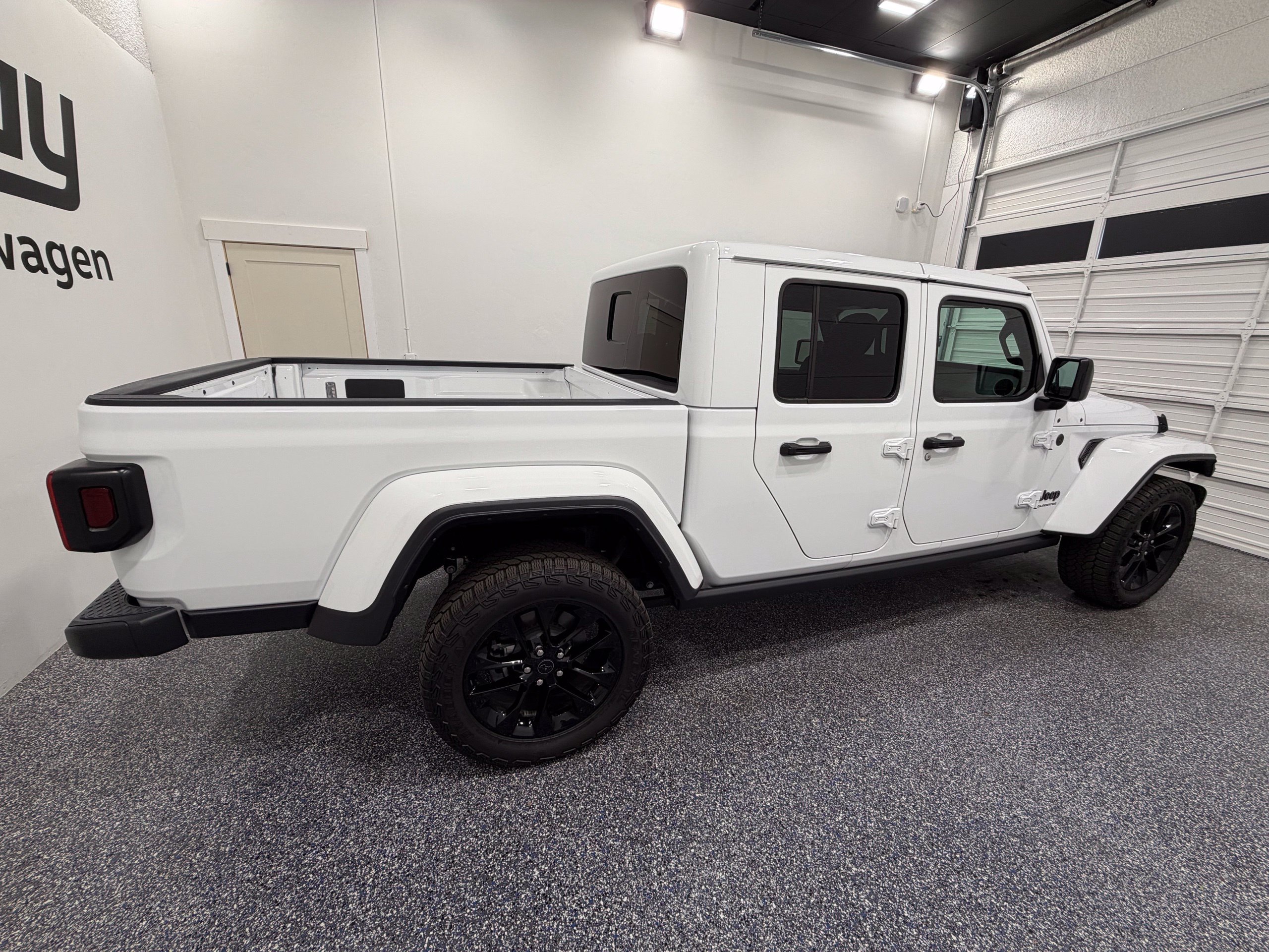 Used 2025 Jeep Gladiator Sport AWD/4WD image 8