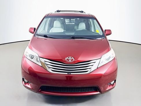 Used 2017 Toyota Sienna XLE image 2