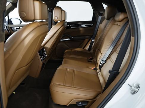 Certified 2023 Porsche Cayenne Turbo S AWD/4WD image 28