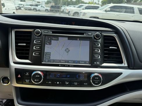 Used 2017 Toyota Highlander XLE w/ Carpet Mat Package AWD/4WD image 18