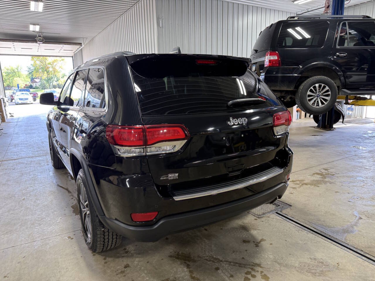 Used 2020 Jeep Grand Cherokee Limited AWD/4WD image 2