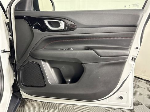 Used 2024 Jeep Compass Trailhawk image 12