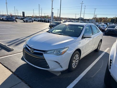 Used 2015 Toyota Camry LE image 10