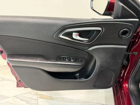Used 2015 Chrysler 200 Limited w/ Convenience Group FWD image 10