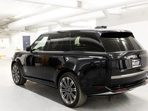 Used 2023 Land Rover Range Rover SE image 3