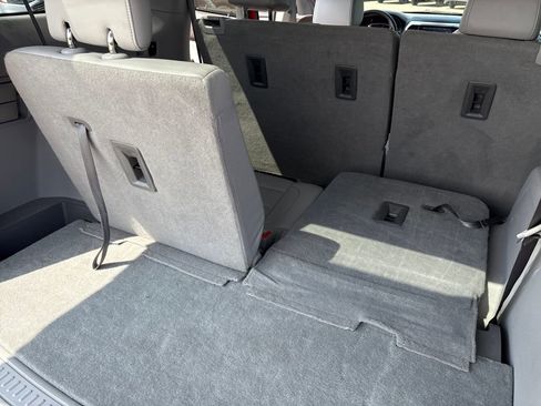 Used 2023 GMC Acadia SLT image 37