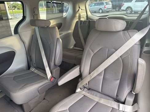 Used 2017 Chrysler Pacifica Touring Plus image 11