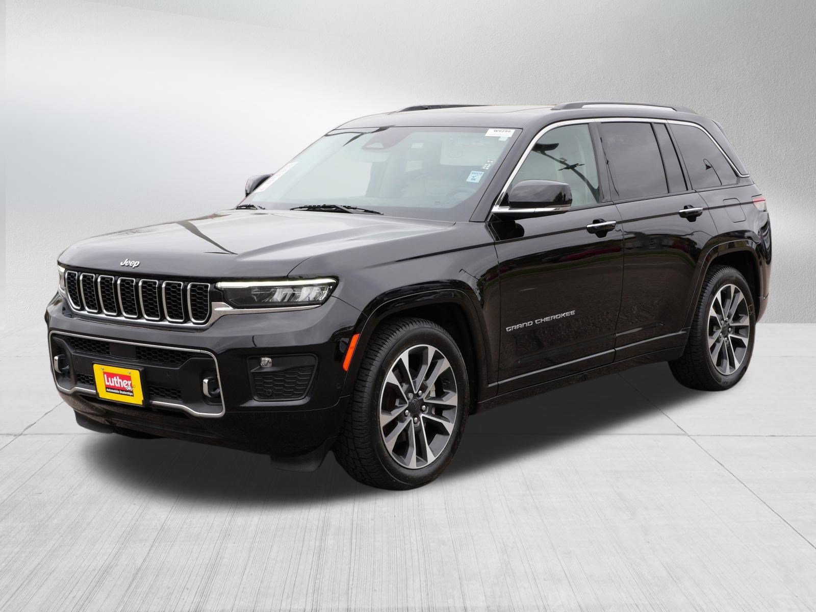 Used 2022 Jeep Grand Cherokee Overland w/ Luxury Tech Group IV AWD/4WD image 3