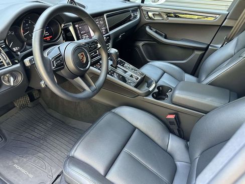 Certified 2025 Porsche Macan AWD/4WD image 4