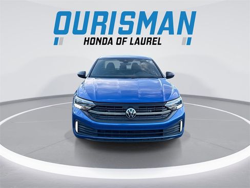 Used 2024 Volkswagen Jetta Sport image 3