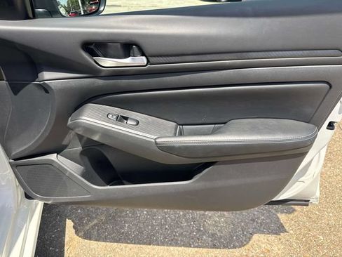 Used 2025 Nissan Altima 2.5 SV FWD image 18